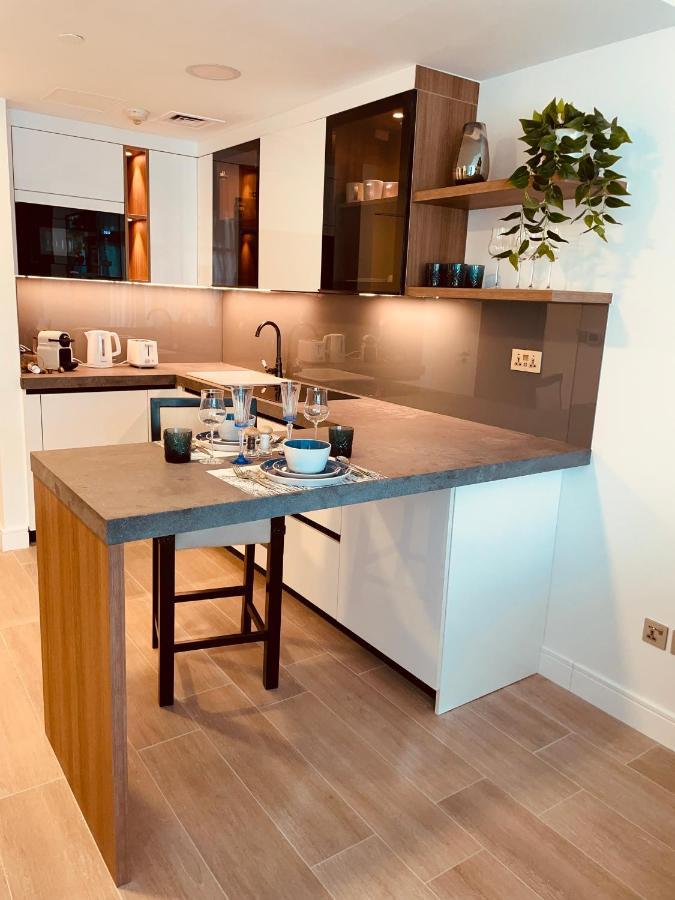 Luxury On The Metro Facing Marina Apartment Dubai