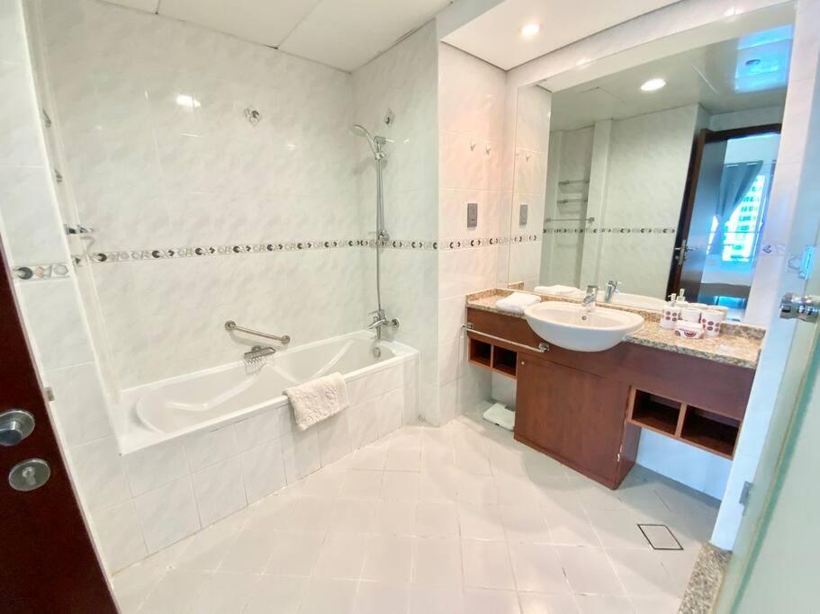Luxury Escapes - Elegant And Spacious 1bed With 2 Balconies In Jlt Apartamento Dubái