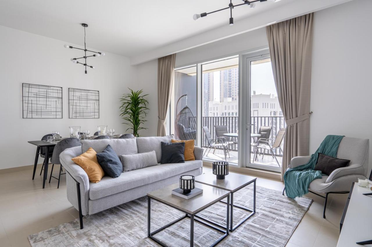 Lägenhet Higuests - Artistic Apt With Balcony Overlooking Canal Dubai