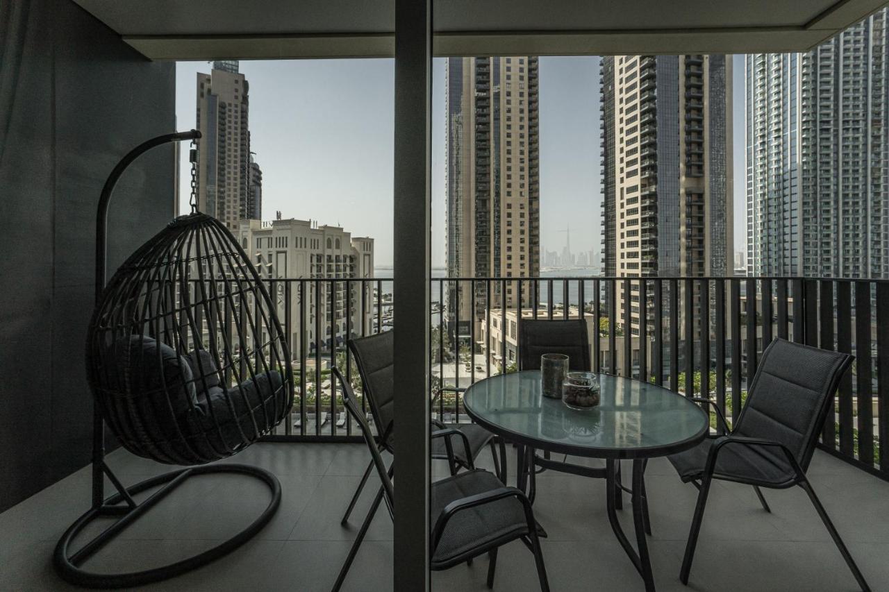 Lägenhet Higuests - Artistic Apt With Balcony Overlooking Canal Dubai
