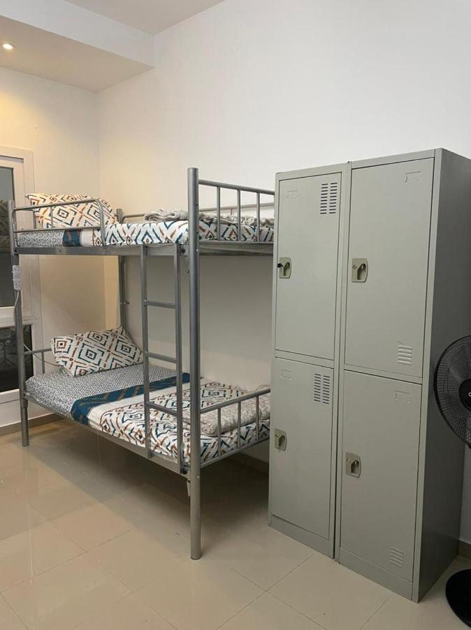 Hostal Decent Boys In Center Of Bur Next To Burjuman Metro Station With Free Facilities Dubái