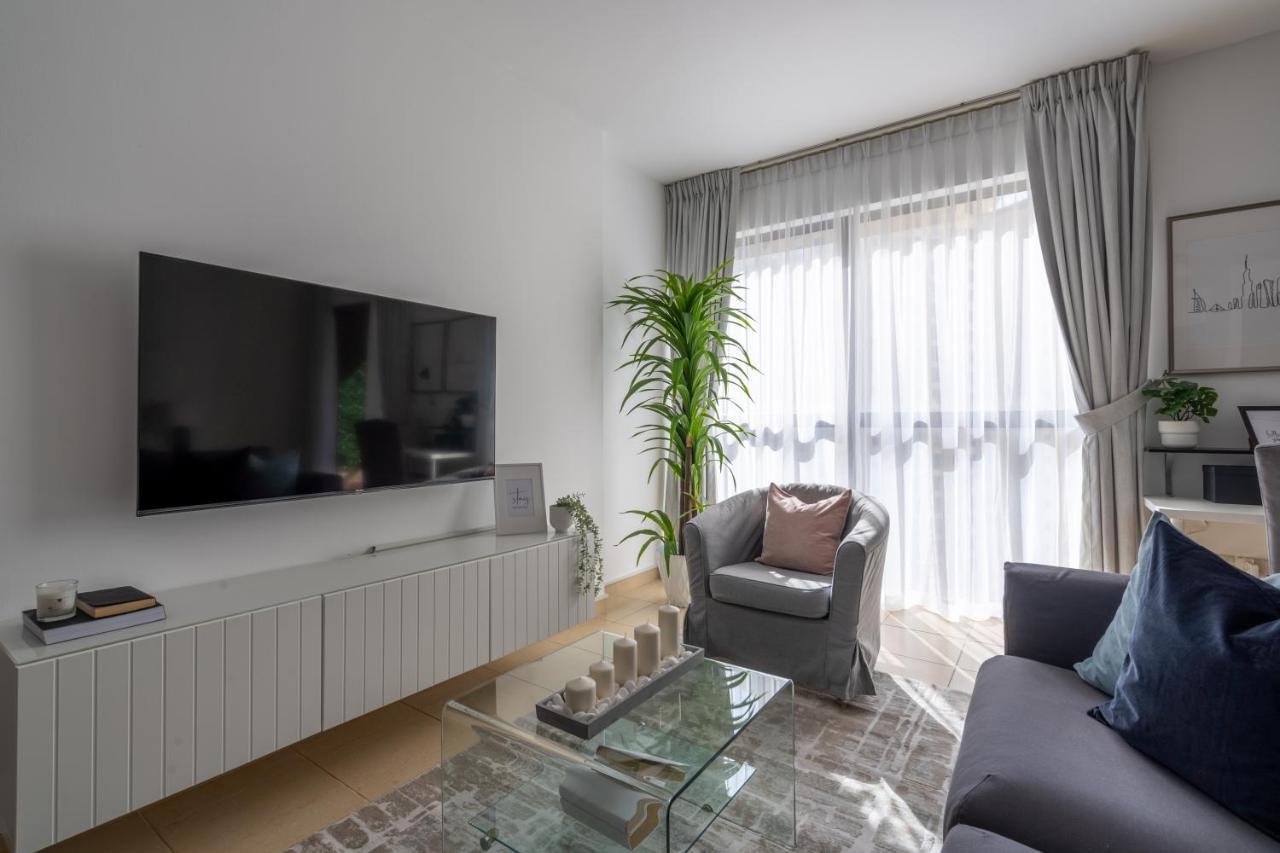 Apartamento Higuests - Charming Studio With Balcony, Minutes To The Dubai