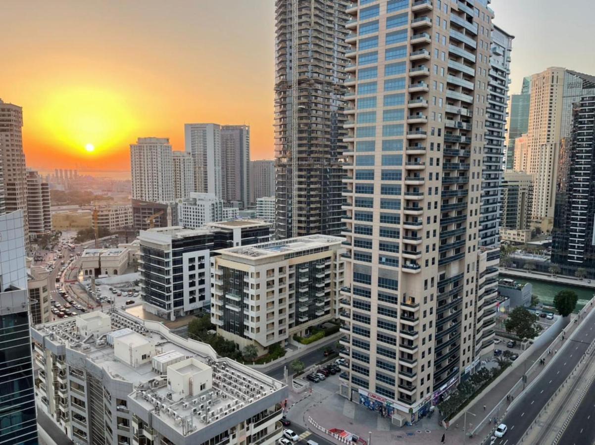 Habitación en casa particular Luxury With Marina View Close To Jbr And Metro With Shared Kitchen