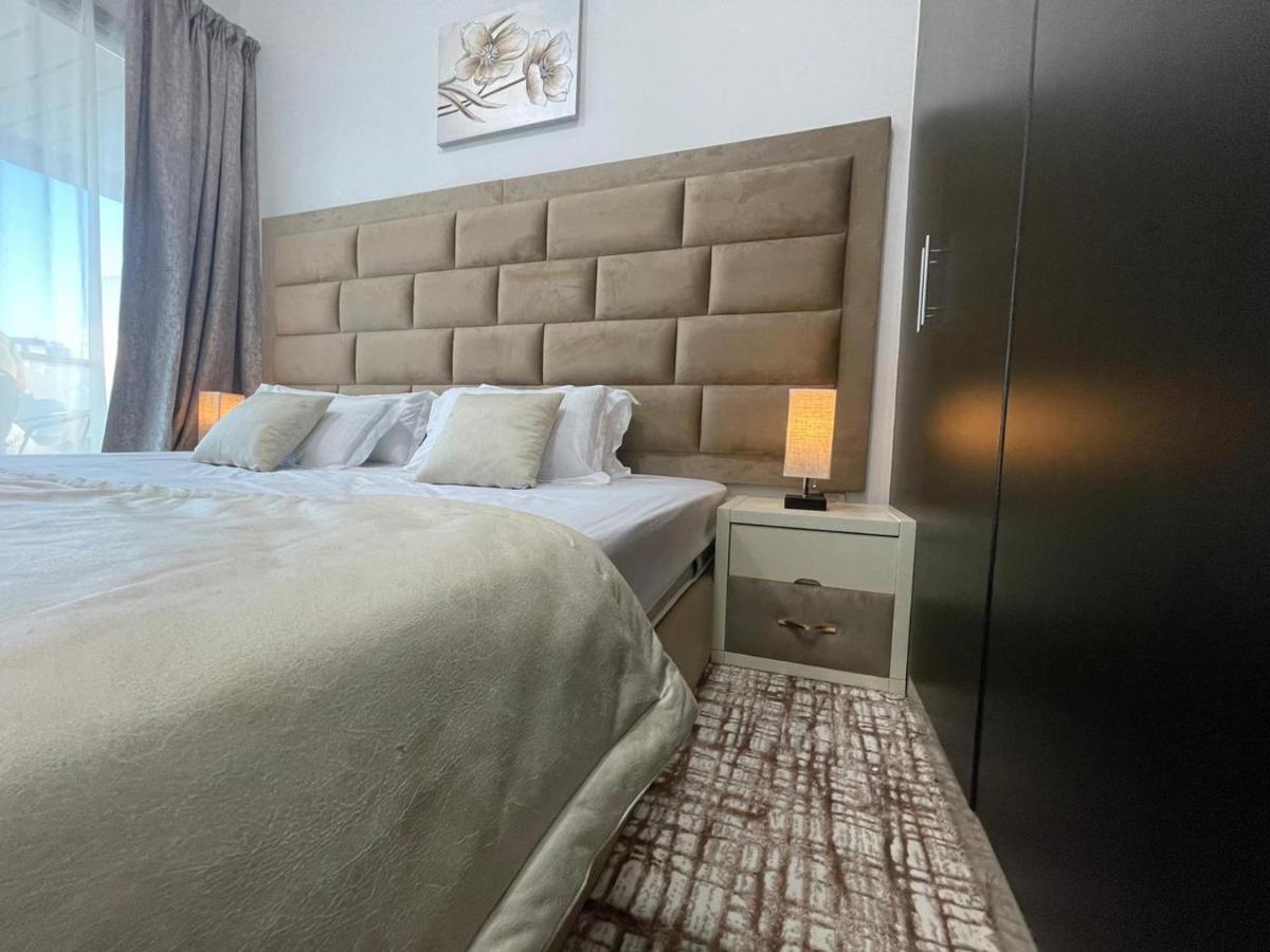 Private Gorgeous With Marina View With Shared Kitchen In Shared *