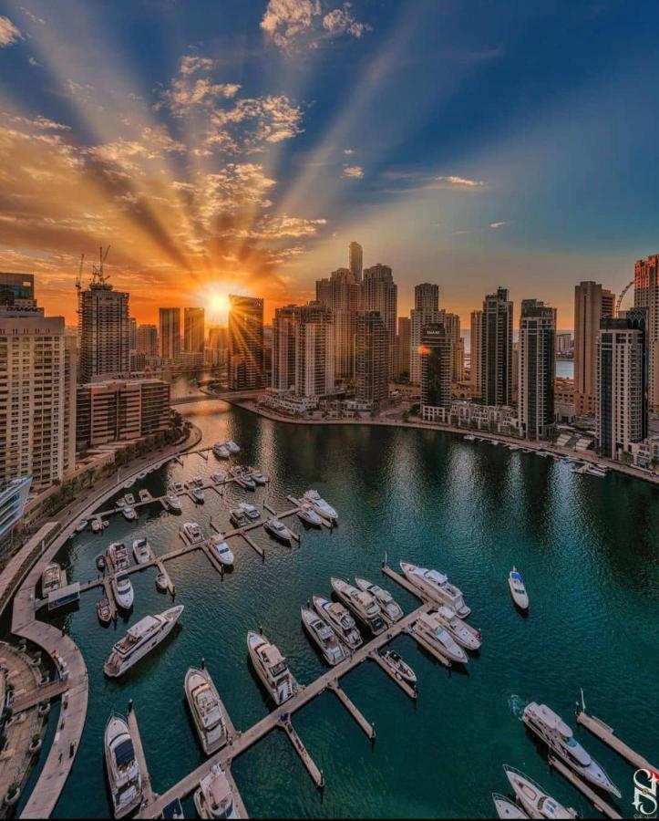 Habitación en casa particular Luxury With Marina View Close To Jbr And Metro With Shared Kitchen *