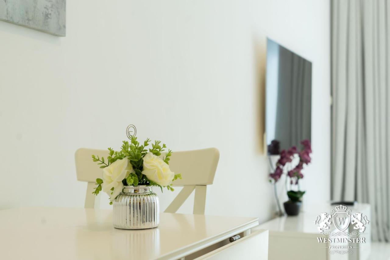 Westminster Burj Al Nujoom Apartemen