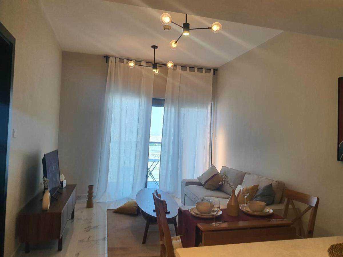 Appartement Cozy 1-bedroom In South With Pool Dubai
