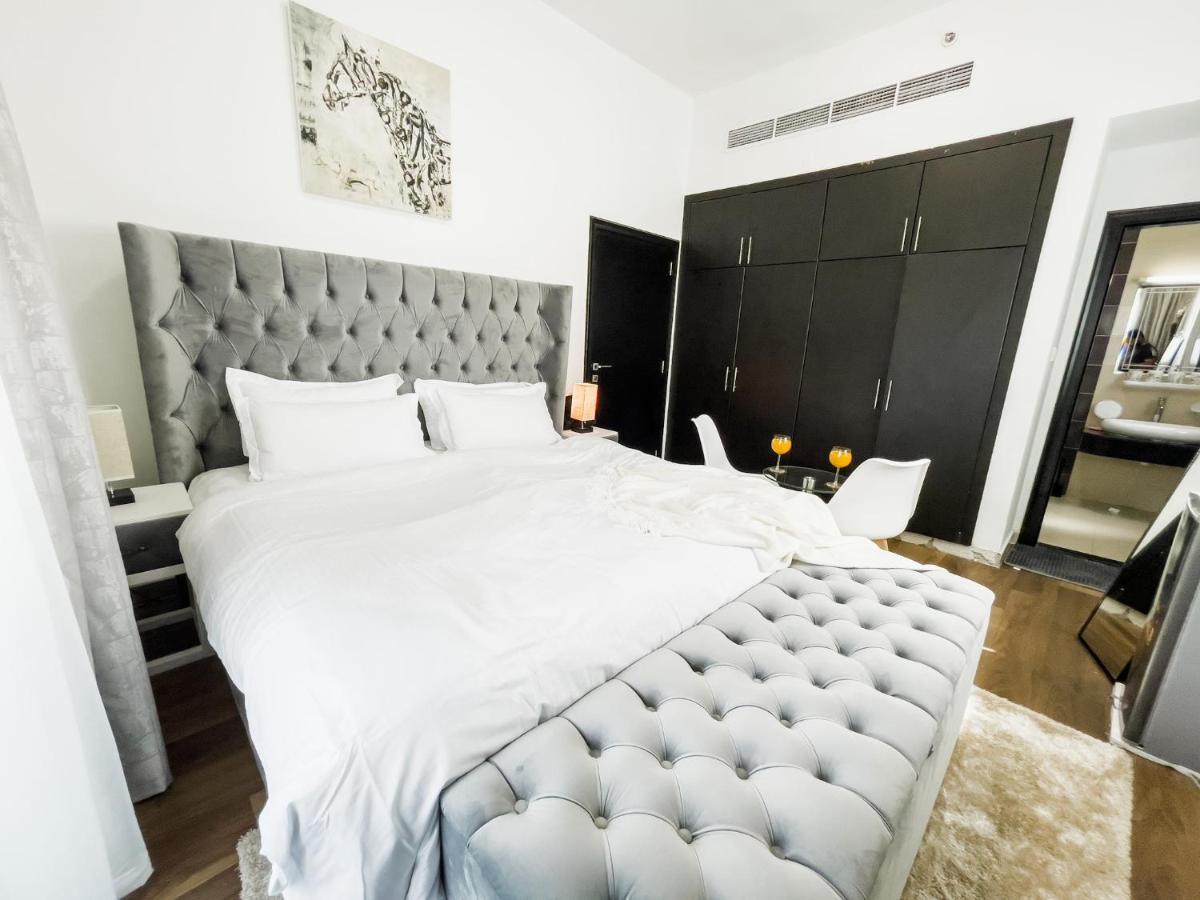 Luxury With Marina View Close To Jbr And Metro With Shared Kitchen Habitación en casa particular Dubái