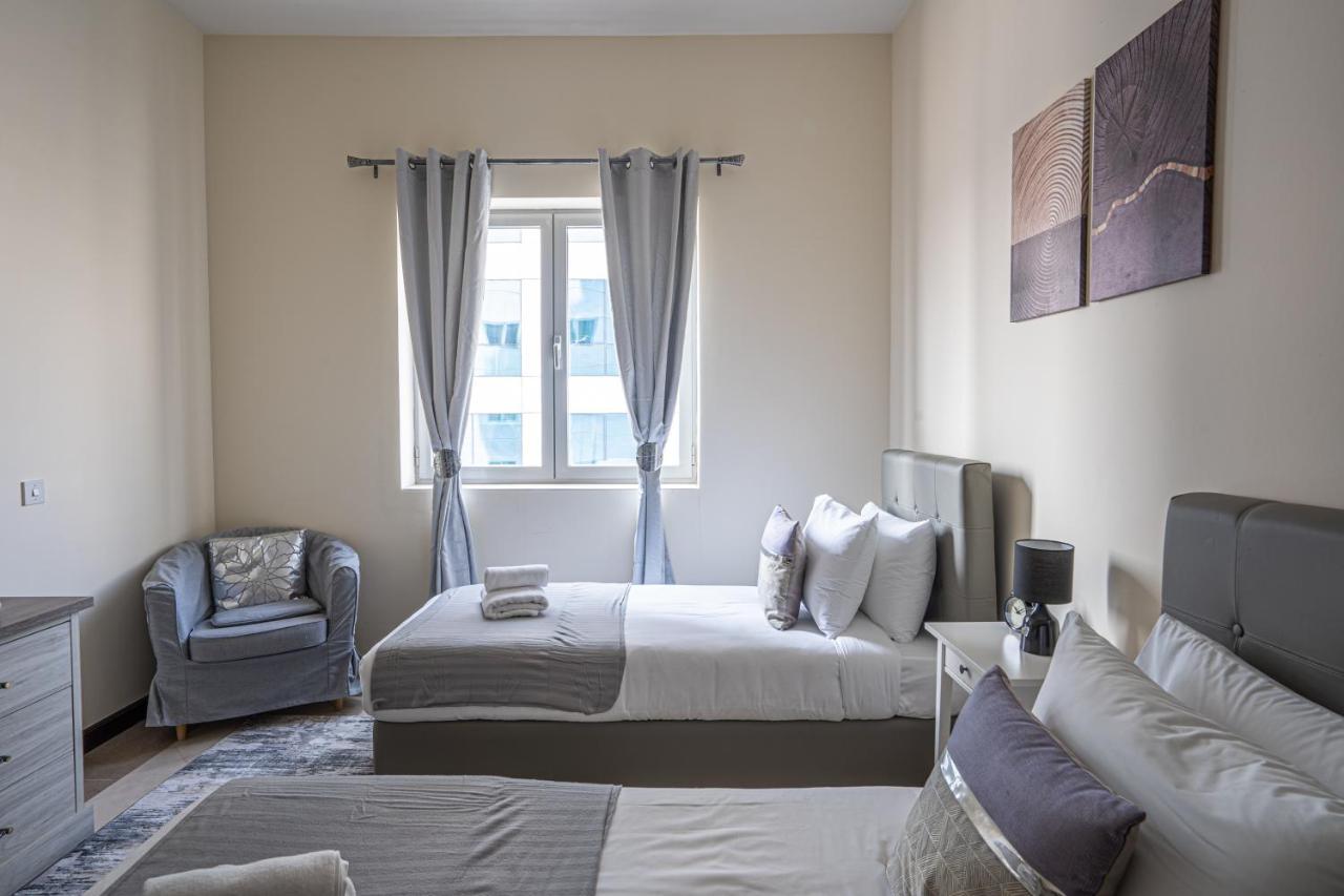 Higuests - Large In The Heart Of Deira Near Clocktower *
