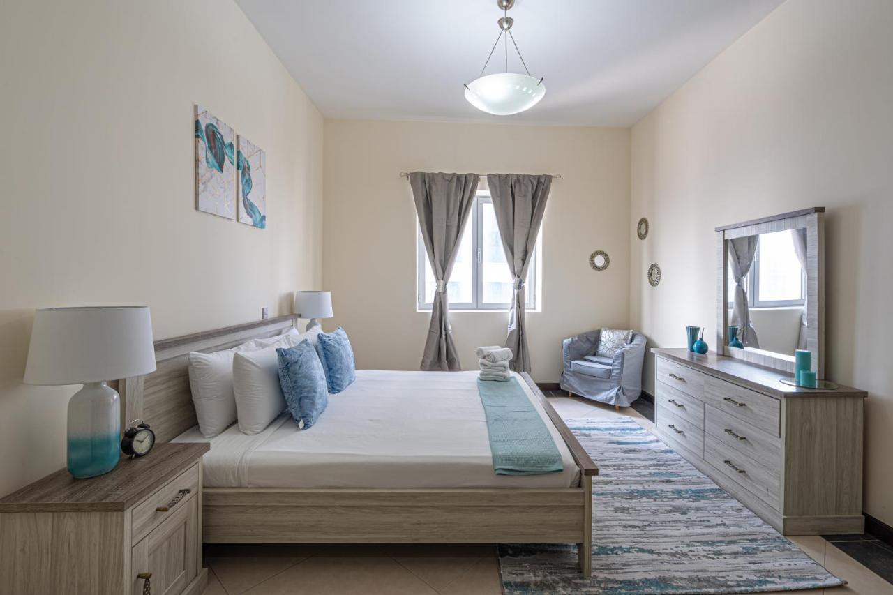 Higuests - Large In The Heart Of Deira Near Clocktower *