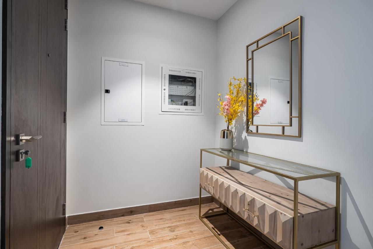 Dashing 1br With Full Marina Waterfront View *