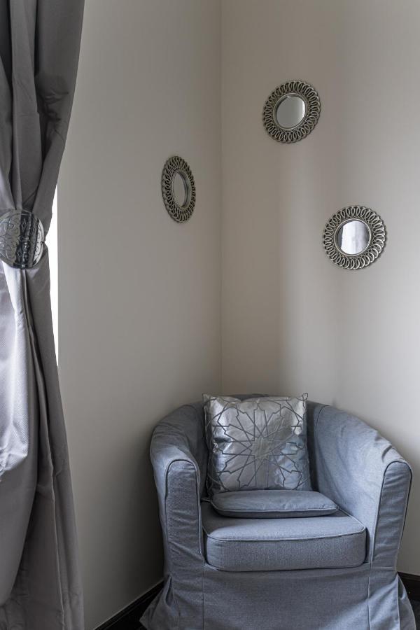 Higuests - Large In The Heart Of Deira Near Clocktower Apartment *