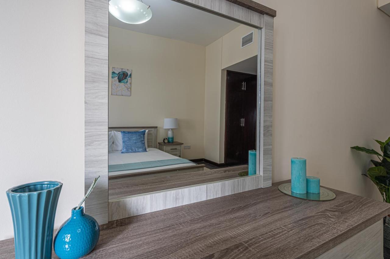Higuests - Large In The Heart Of Deira Near Clocktower *
