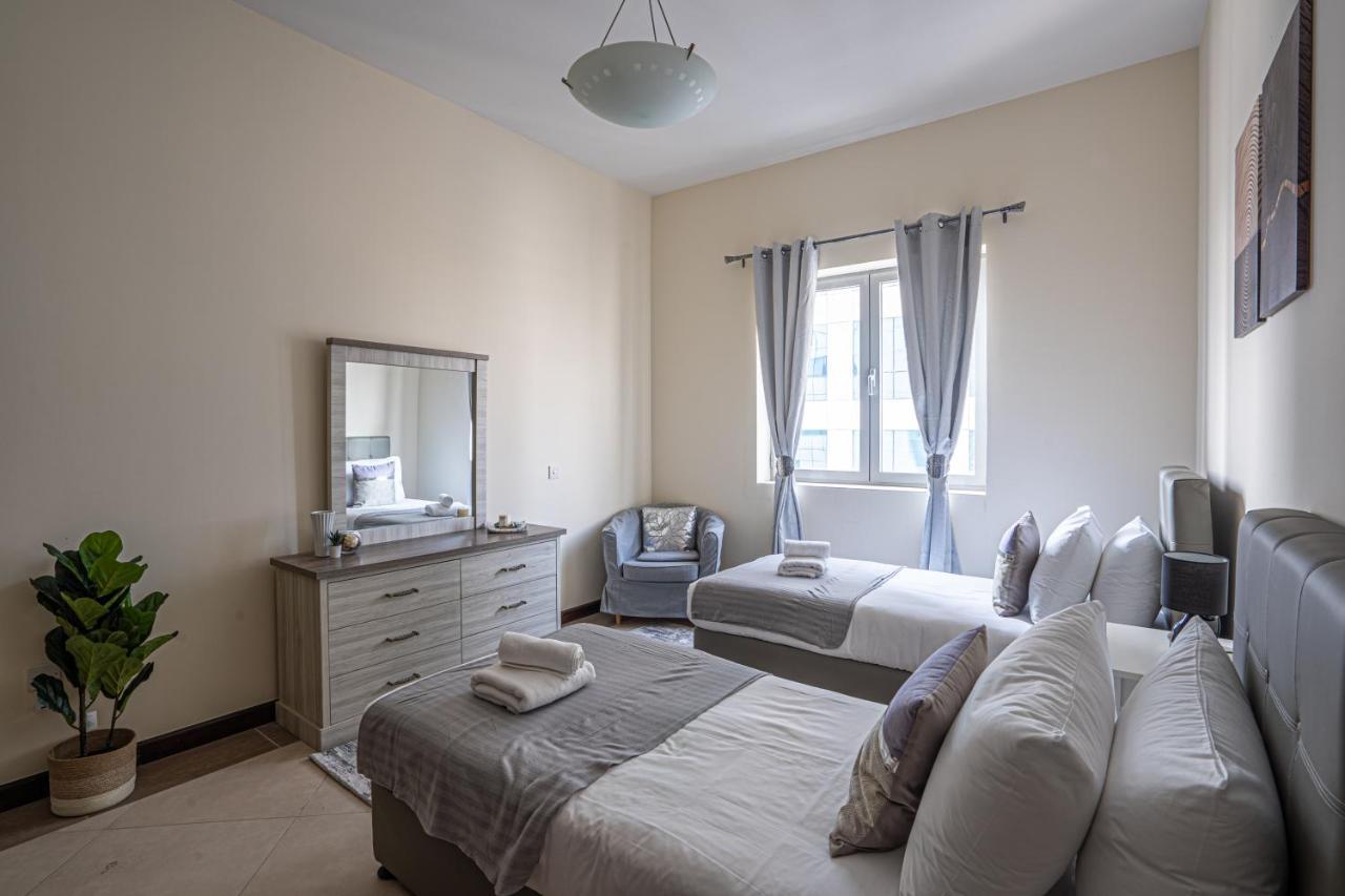Higuests - Large In The Heart Of Deira Near Clocktower