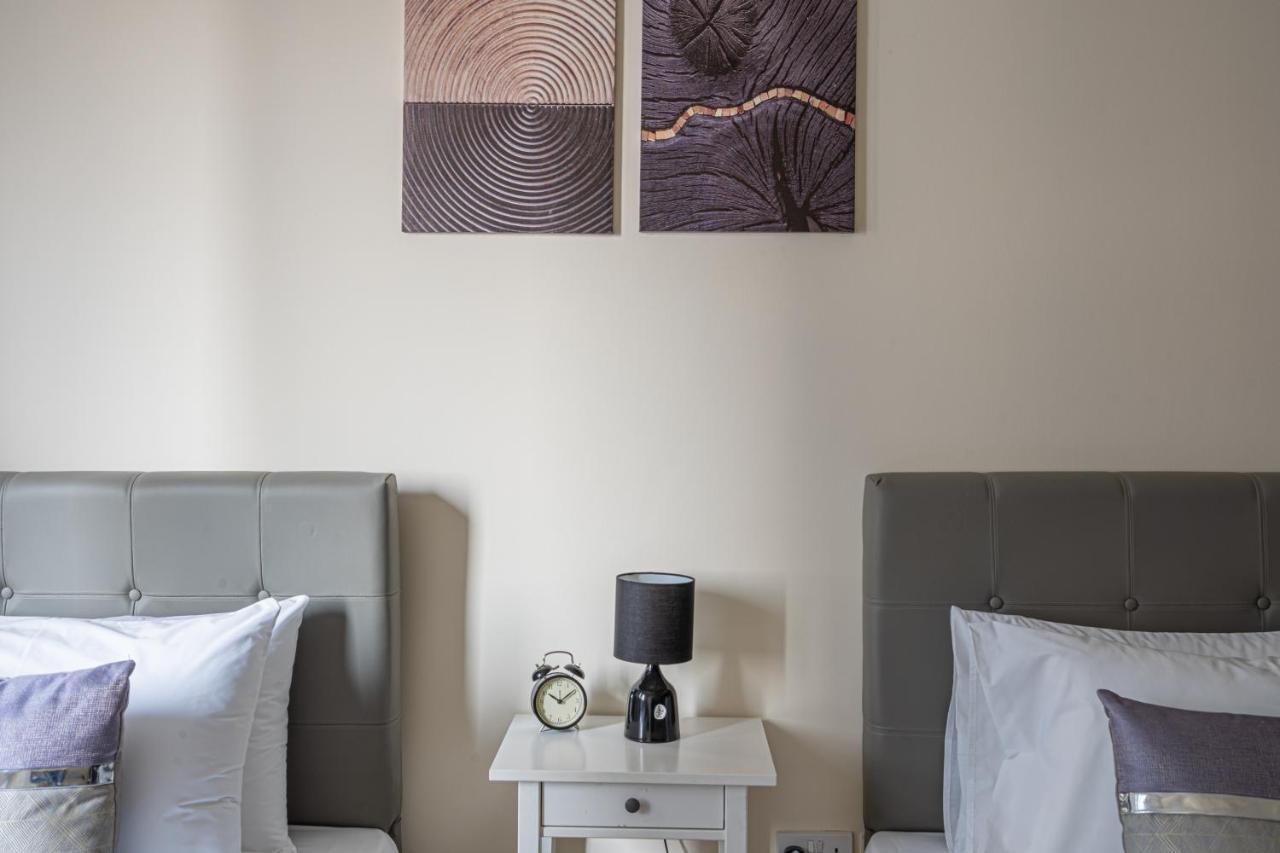 Higuests - Large In The Heart Of Deira Near Clocktower *