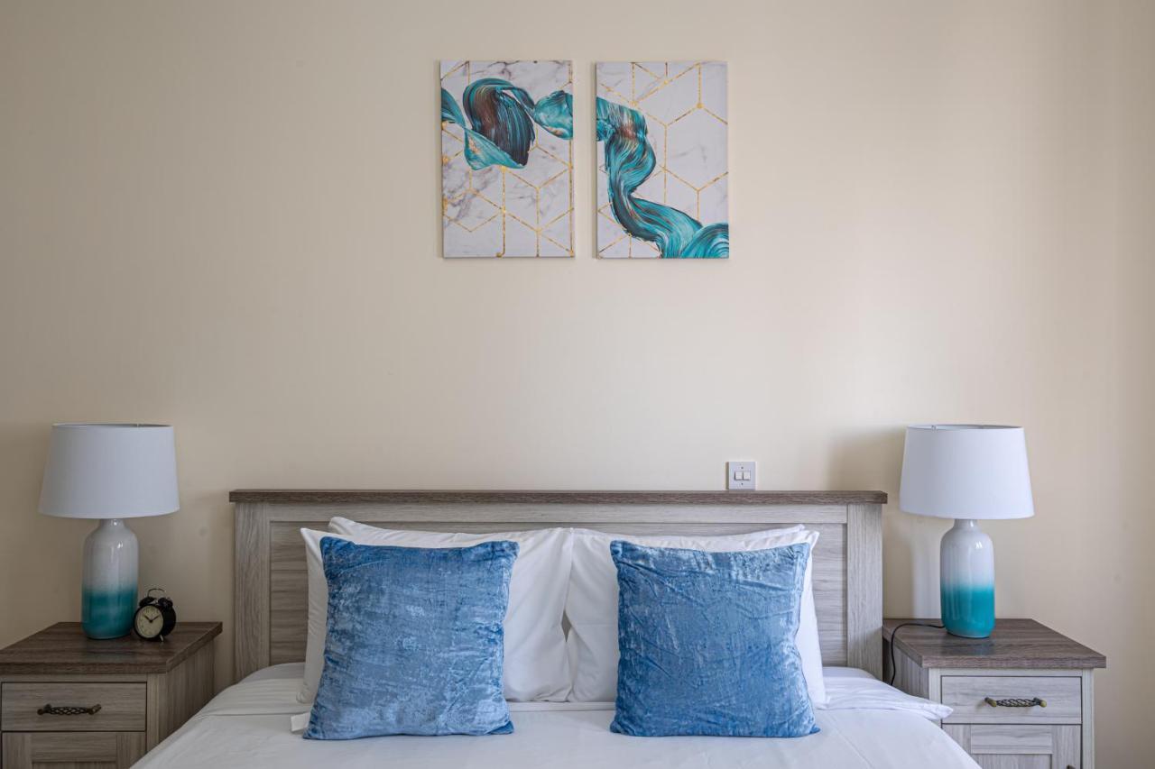 Higuests - Large In The Heart Of Deira Near Clocktower *