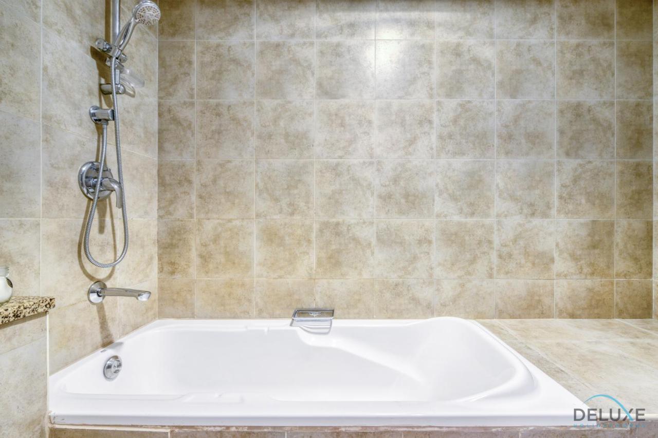 Special Offer Stylish 1br With Pool & Views By Deluxe Homes Dubai