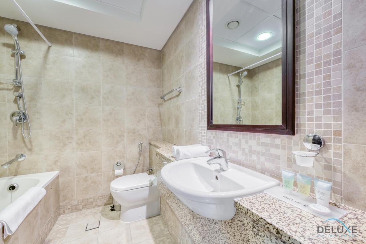 Price Cozy 1br With Balcony & Prime Location By Deluxe Homes Appartement