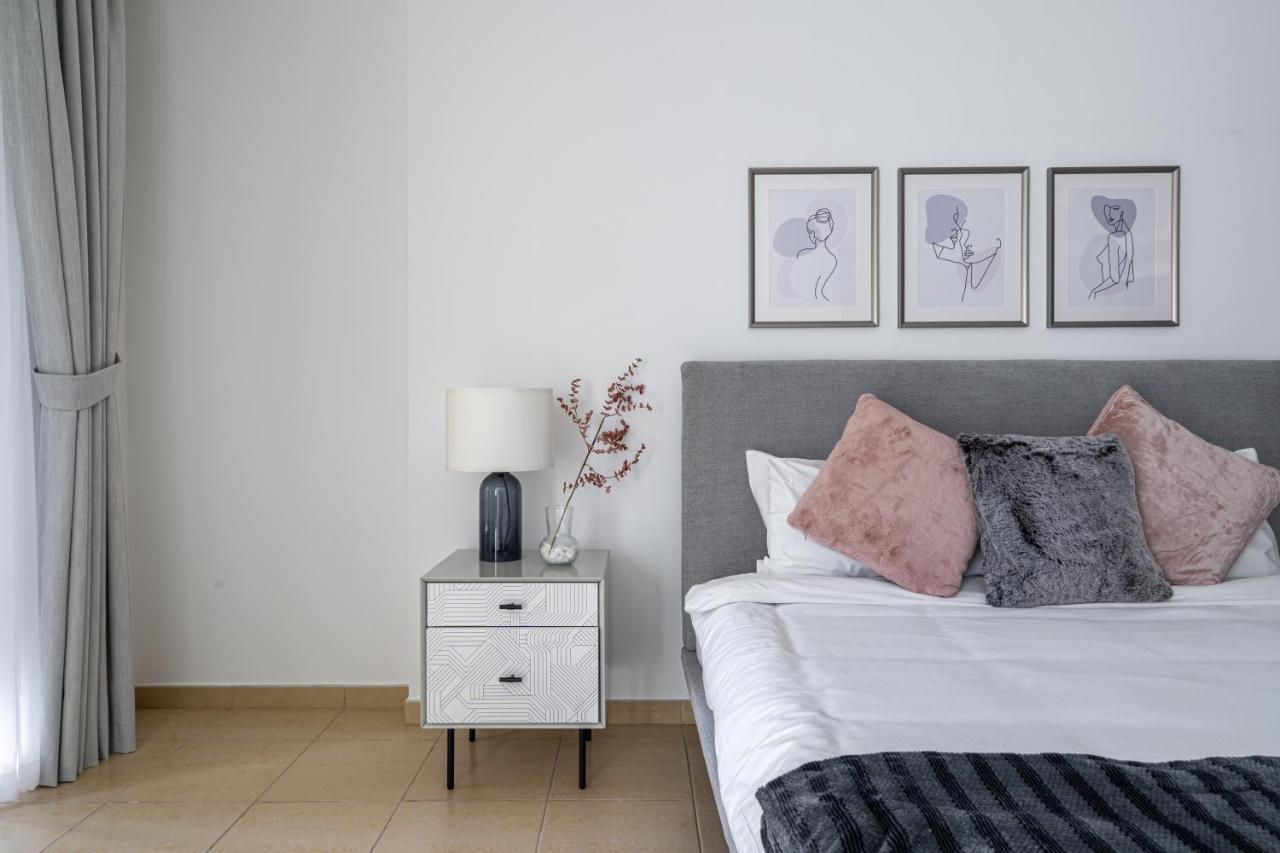 Higuests - Charming Studio With Balcony, Minutes To The Apartamento Dubai
