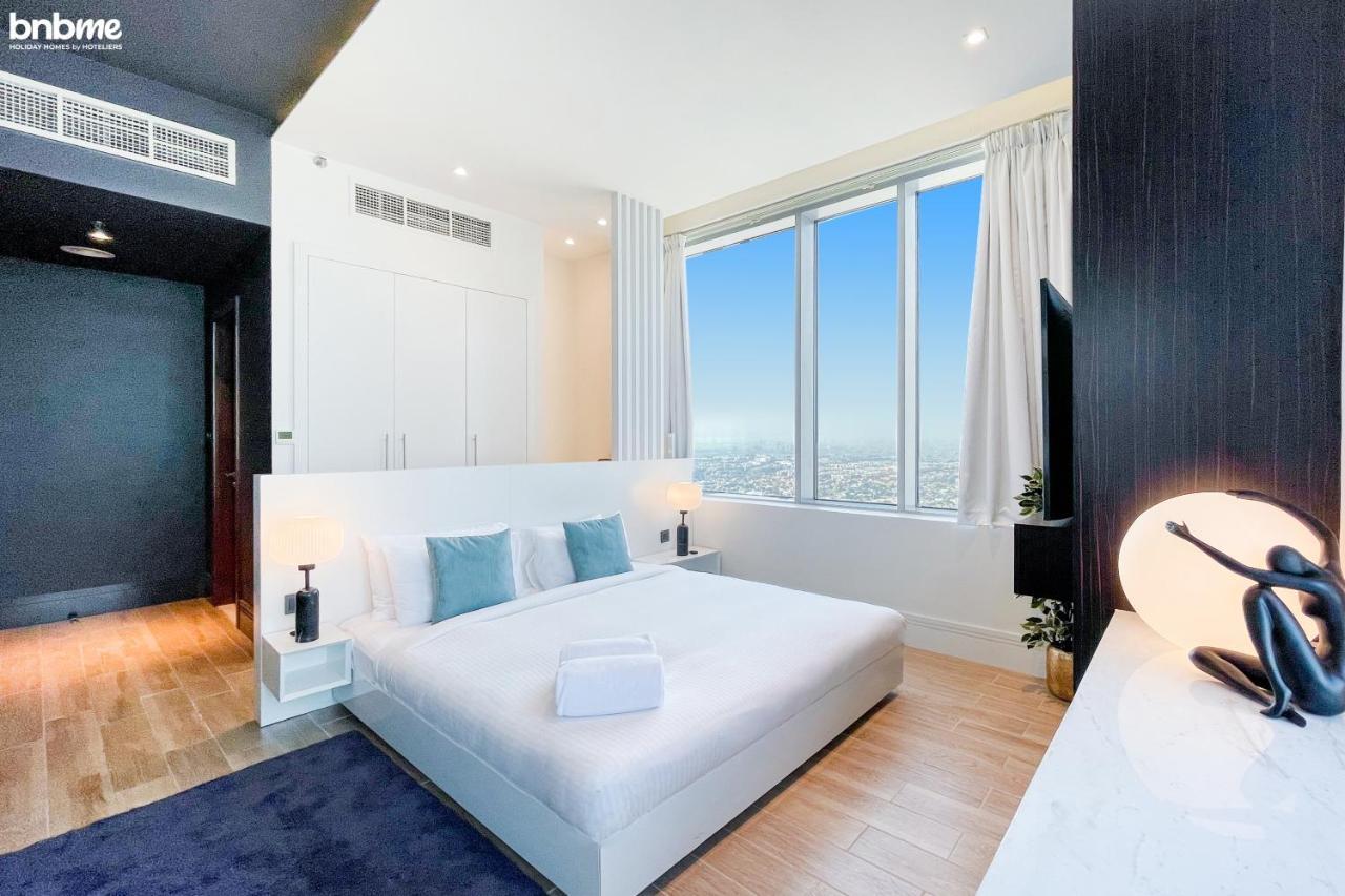 Bnbme - Waterfront Expansive Apt With Maid's Room, Poolside Cafe Dubai