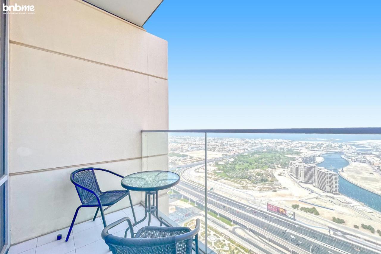 Bnbme - Waterfront Expansive Apt With Maid's Room, Poolside Cafe Dubai