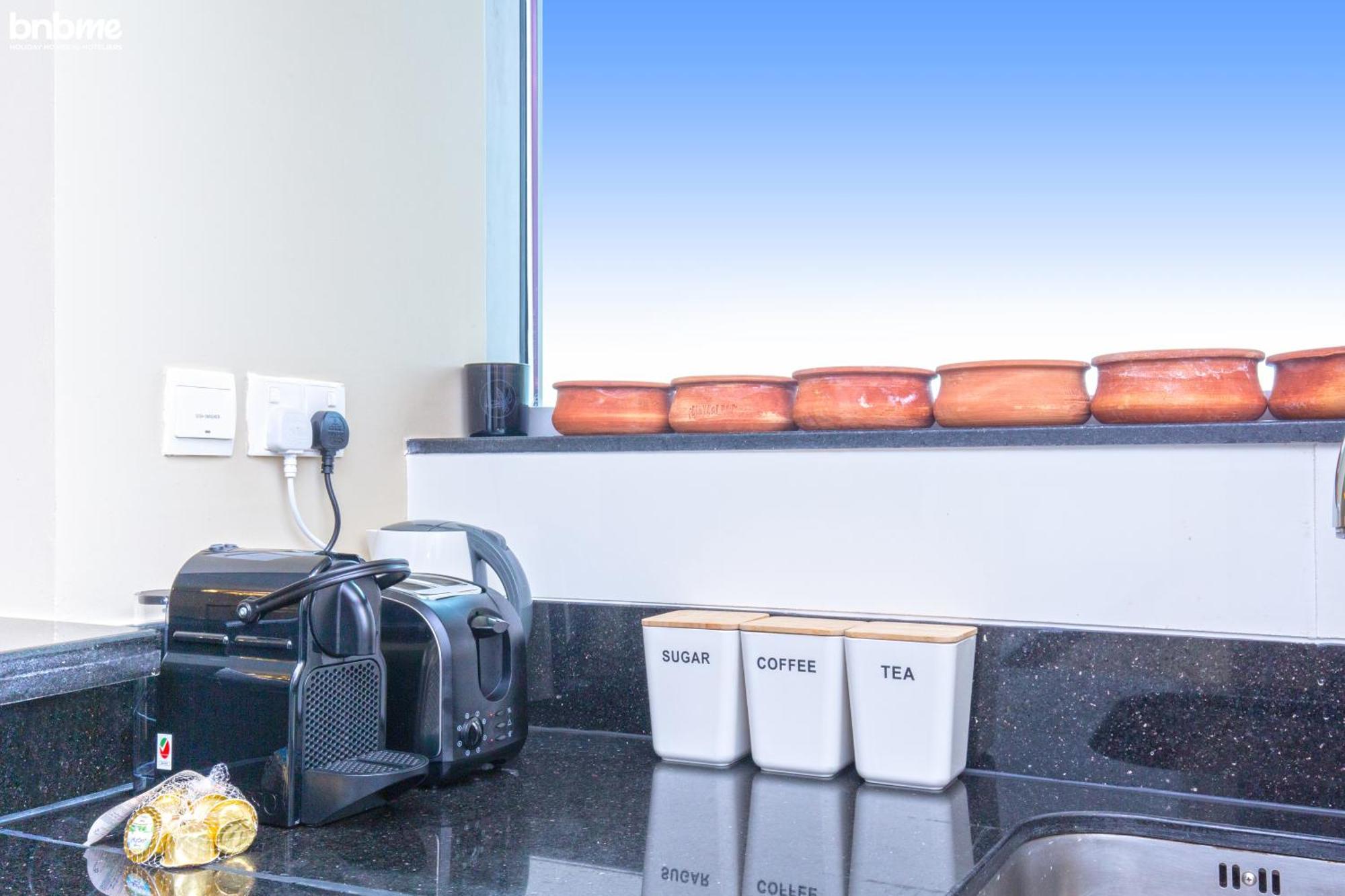 Bnbme - Waterfront Expansive Apt With Maid's Room, Poolside Cafe Apartament Dubai
