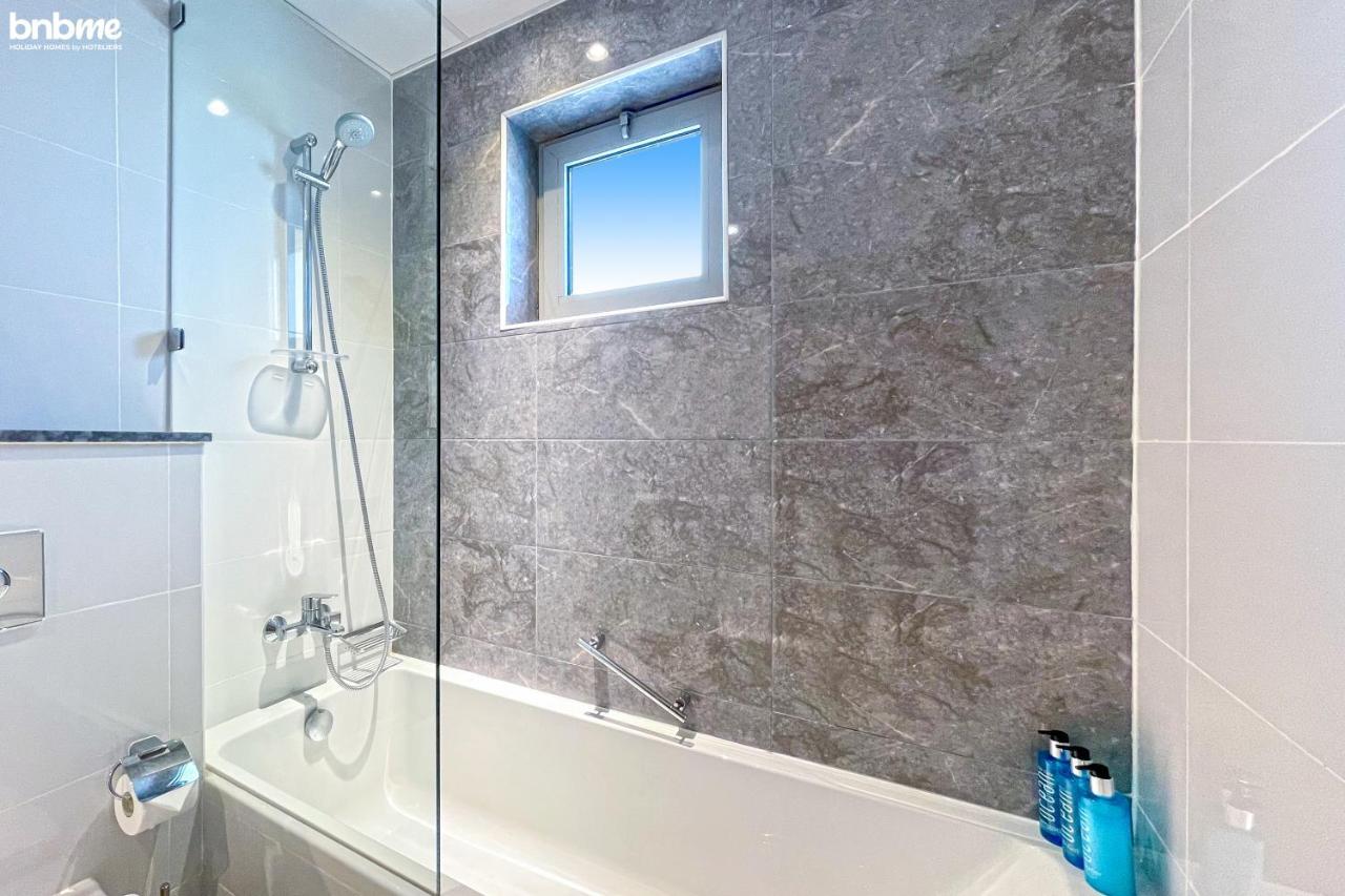 Bnbme - Waterfront Expansive Apt With Maid's Room, Poolside Cafe Dubai