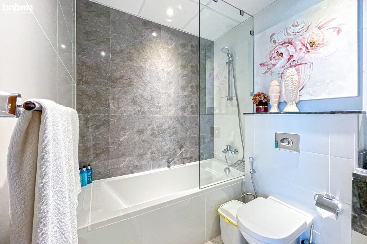Bnbme - Waterfront Expansive Apt With Maid's Room, Poolside Cafe Apartament Dubai