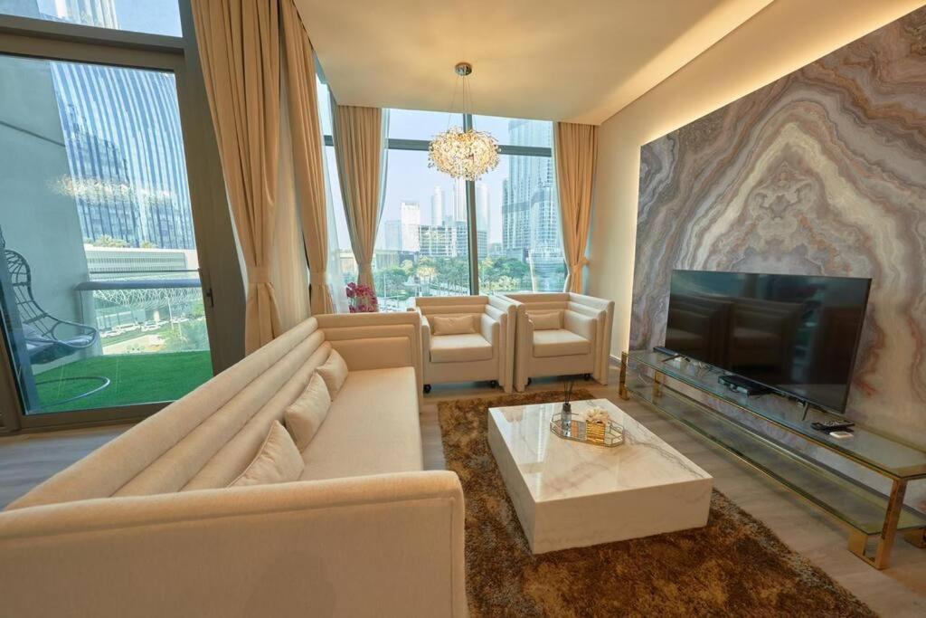 Magnificent Stunning 3 Bedroom With Burj Khalifa View * Dubái
