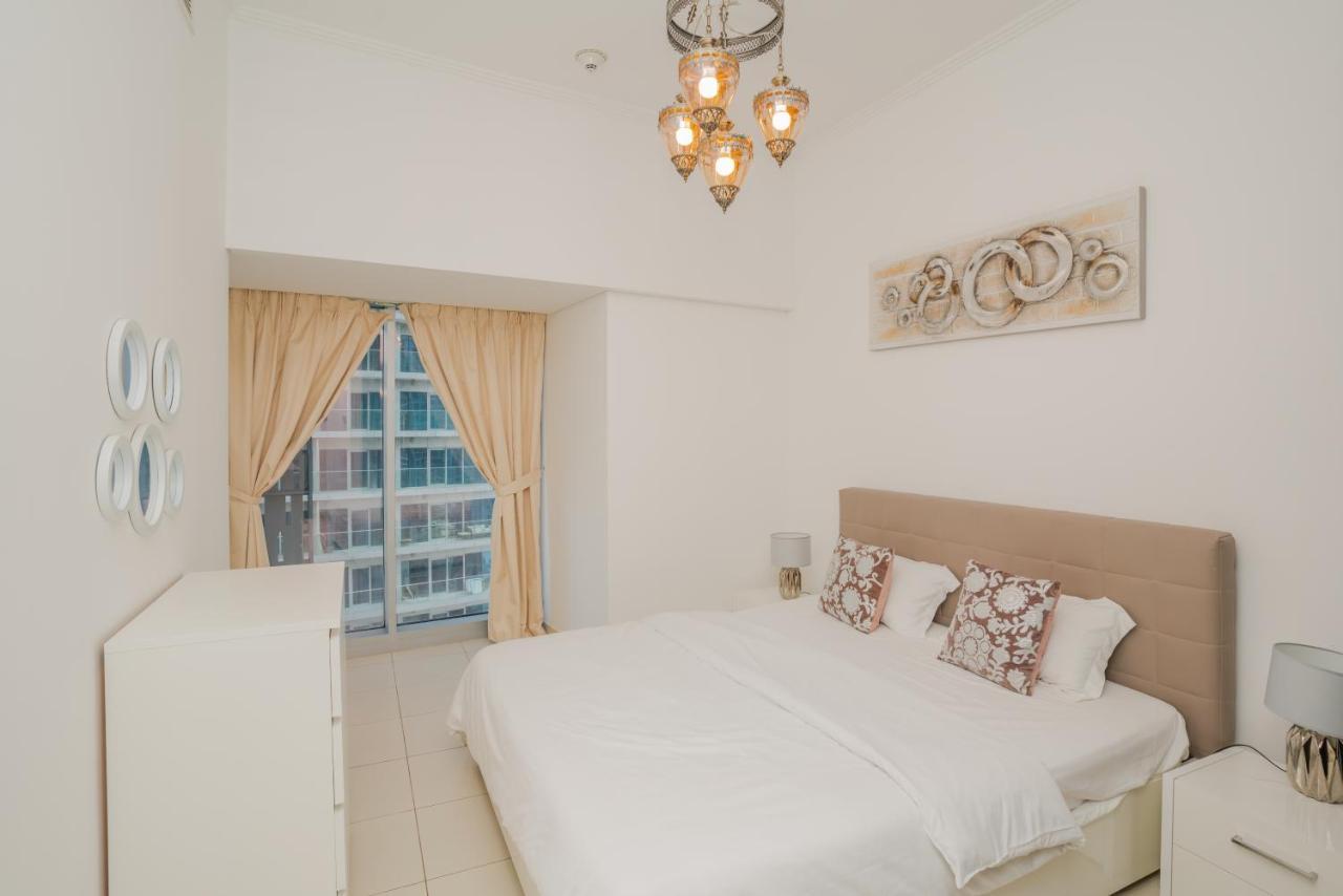 Large 2 Bedroom, Pool And Gym Access, Cayan Tower Apartment Dubai