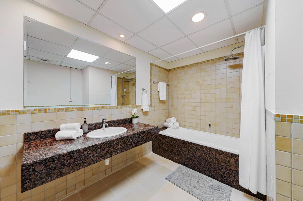 Apartment Large Jbr 2br W/ Balcony / Heart Of Marina Dubai