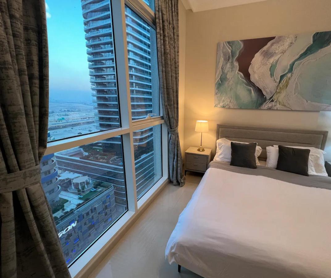 Next To Burj Khalifa & Mall Long Term Available! Send Message Dubái