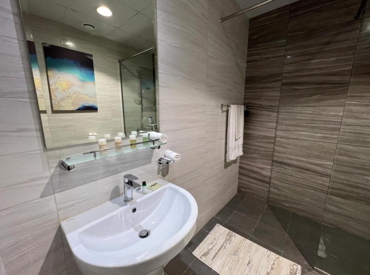 Next To Burj Khalifa & Mall Long Term Available! Send Message * Dubái