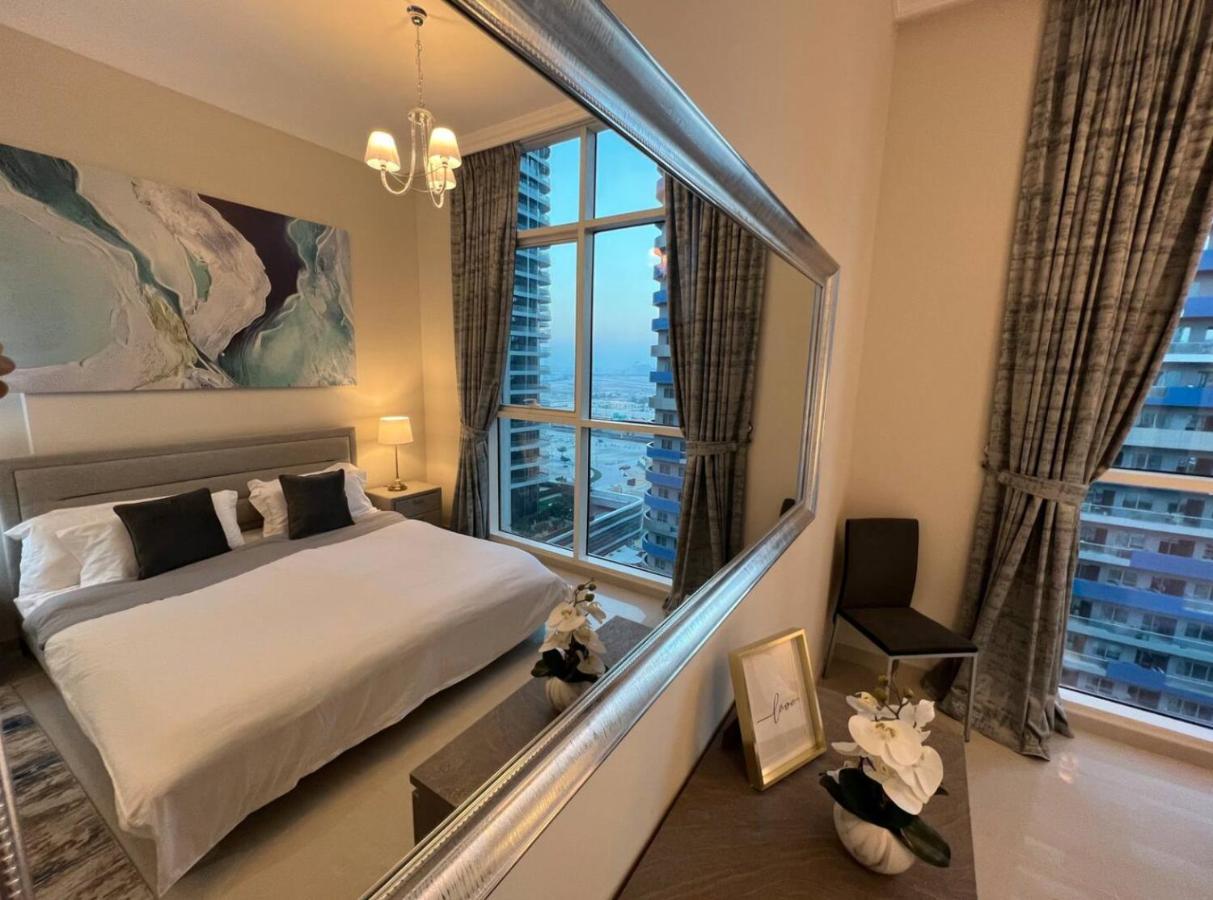 Next To Burj Khalifa & Mall Long Term Available! Send Message Apartamento Dubái