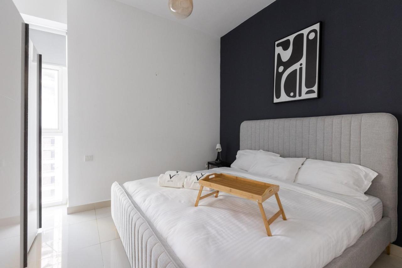 Spacious 1br With Full Marina View Ferienhaus