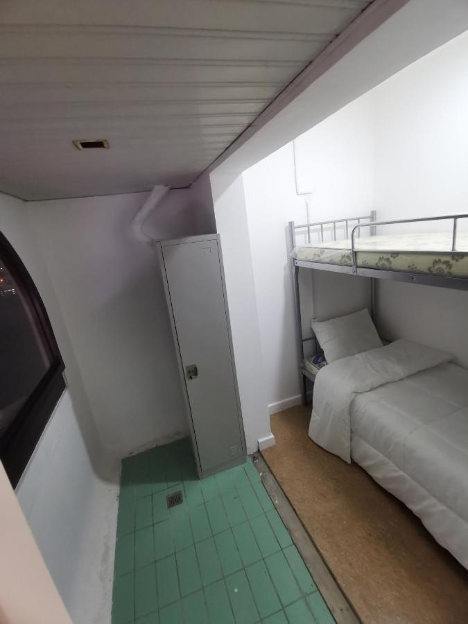 Hostal Cloud9 *