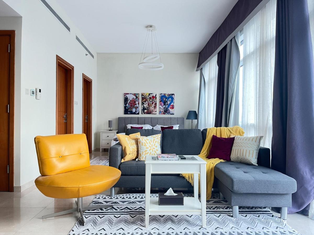 Super Spacious In The Heart Of Business - Very Rare Appartement *