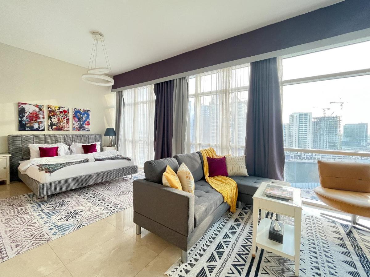 Super Spacious In The Heart Of Business - Very Rare Appartement *