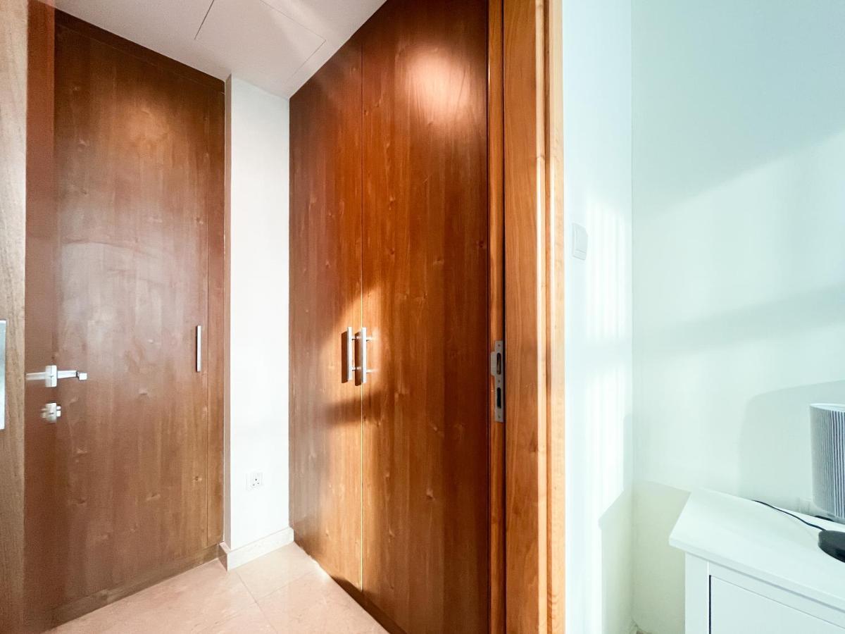 Super Spacious In The Heart Of Business - Very Rare Appartement