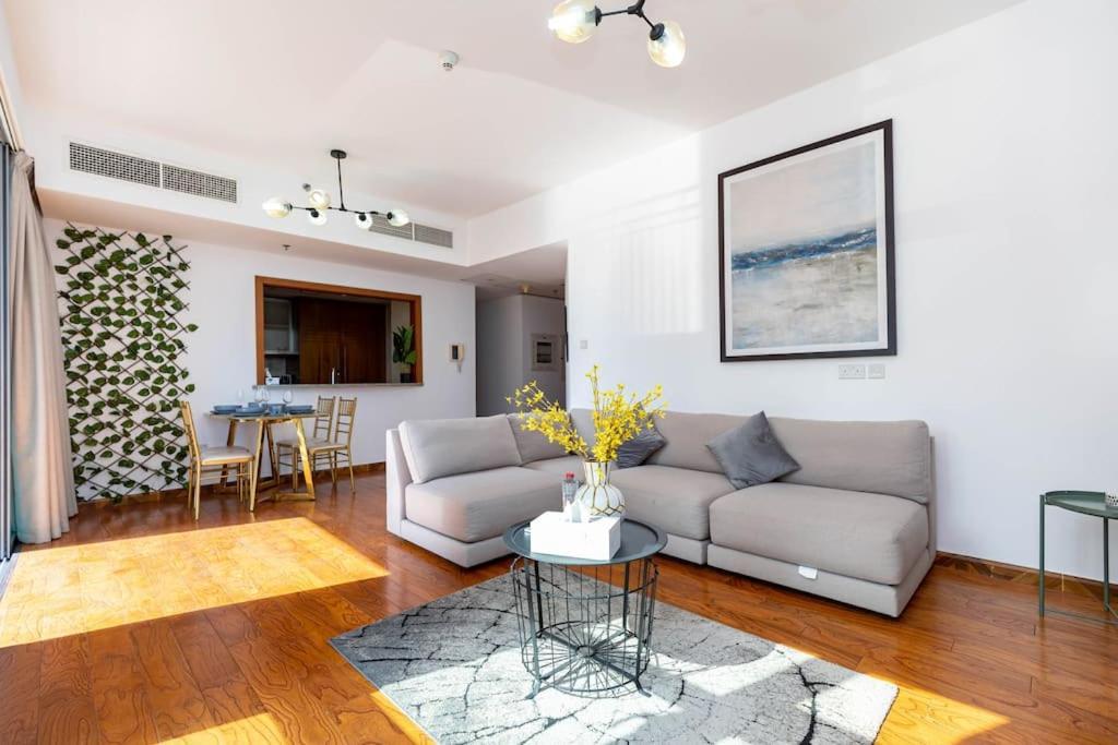 Appartement Luxury 3br In Downtown With Pool, Fitness, Patio Dubaï
