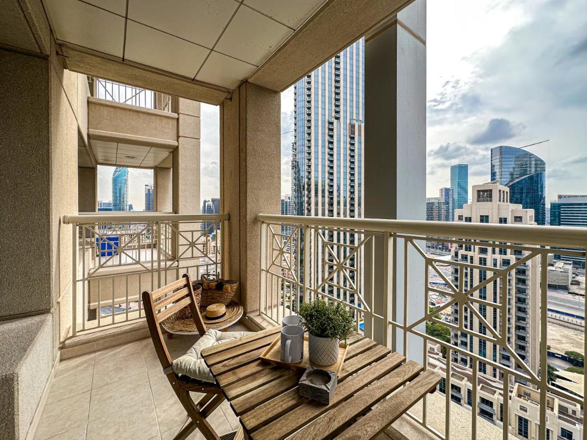 Lägenhet Higuests - Snug Studio With Balcony In The Heart Of Downtown Dubai