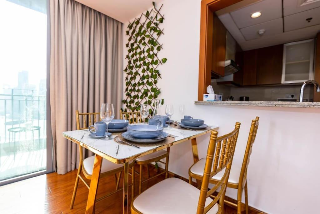 Luxury 3br In Downtown With Pool, Fitness, Patio Dubaï