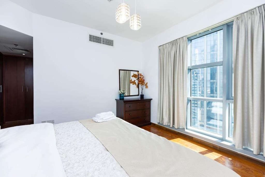 Appartement Luxury 3br In Downtown With Pool, Fitness, Patio Dubaï