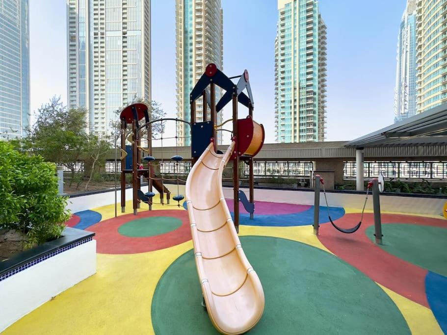 Appartement Luxury 3br In Downtown With Pool, Fitness, Patio Dubaï