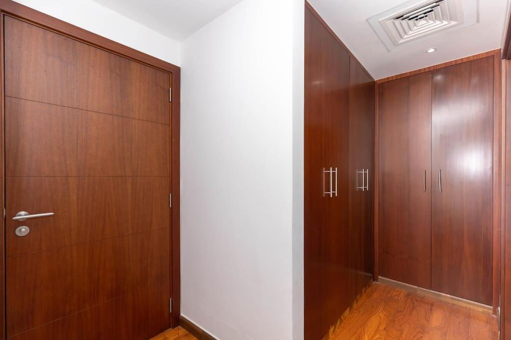 Luxury 3br In Downtown With Pool, Fitness, Patio Dubaï