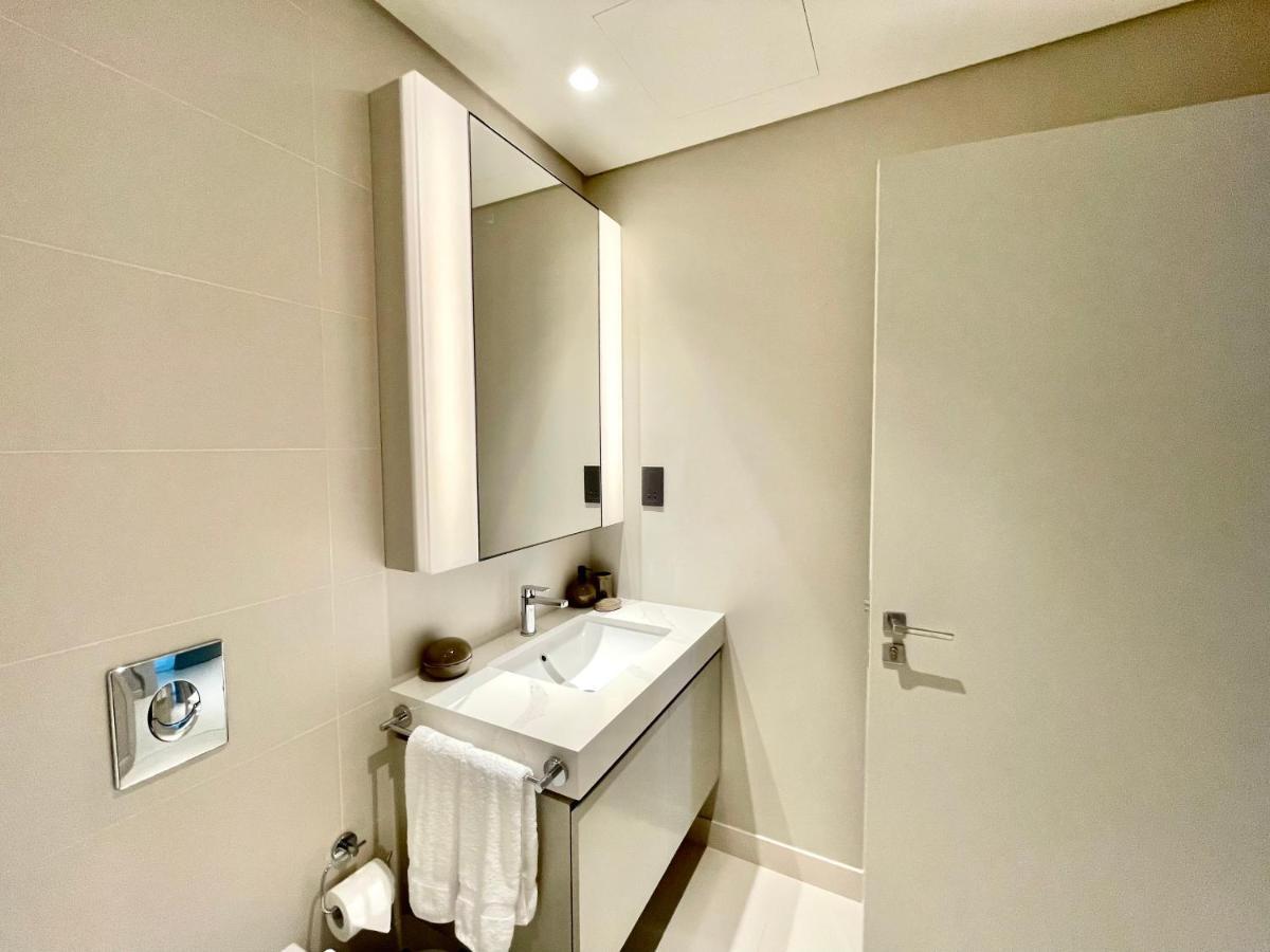 Apartamento Dar Vacation - Luxury White & Badge 1bdr Palm View Dubái