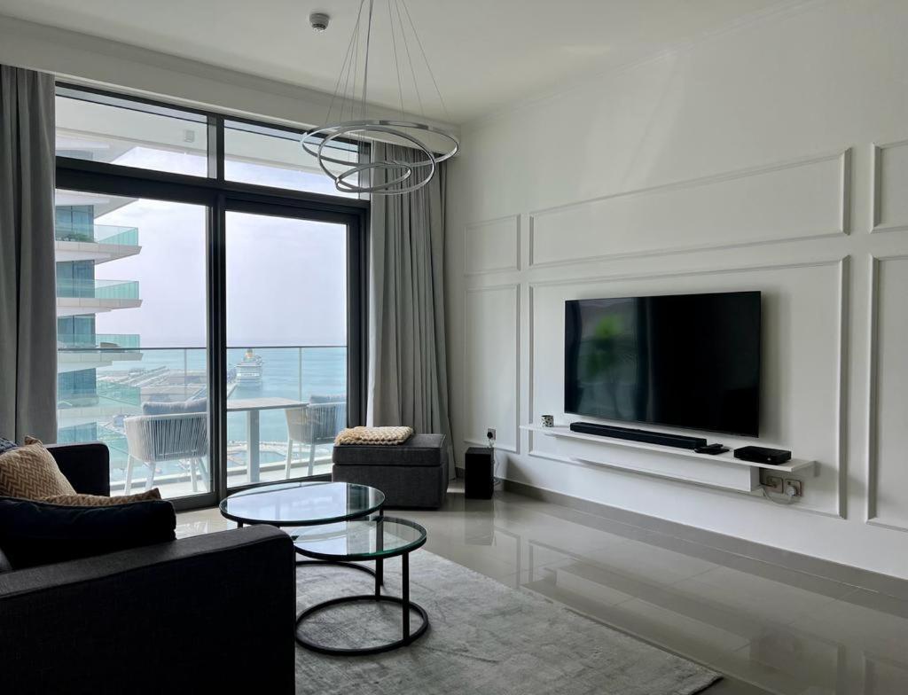 Luxurious Beachfront Apartamento