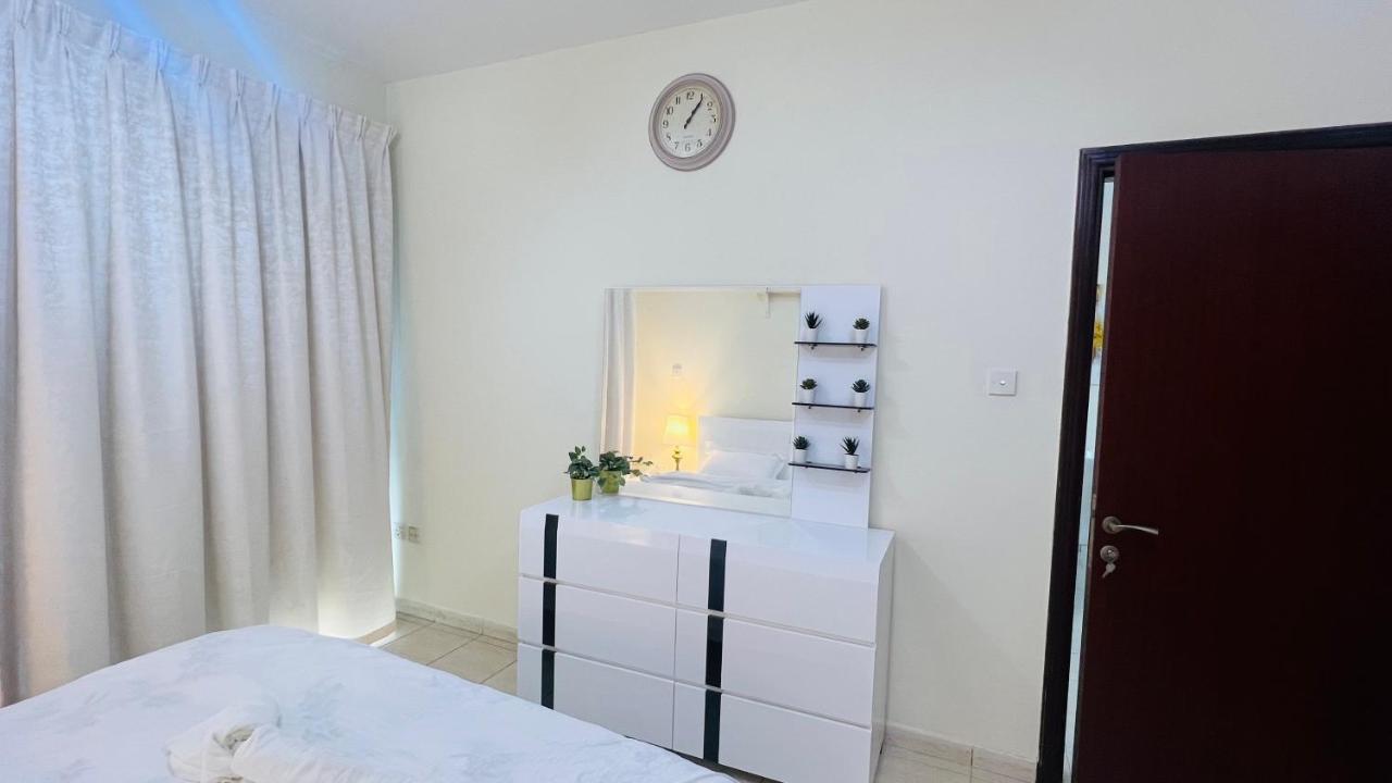 Newly Furnished Cozy One Bed 2 Bathroom View Lejlighed