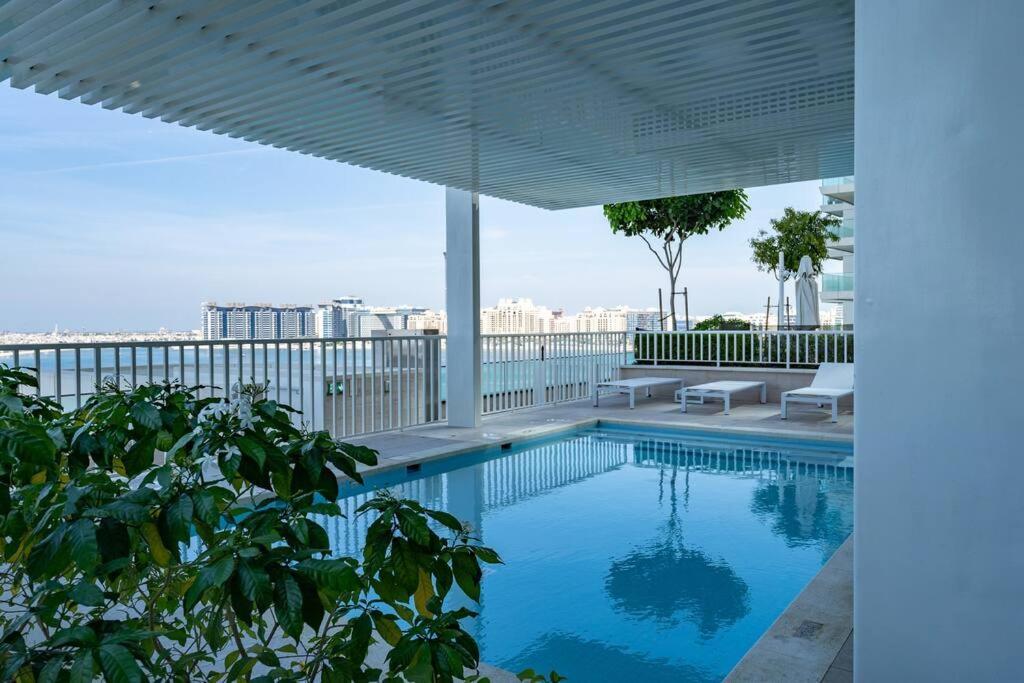 Vogue Beachfront - Palm Views & Private * Dubái