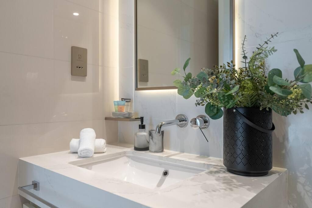 Apartamento Vogue Beachfront - Palm Views & Private Dubái